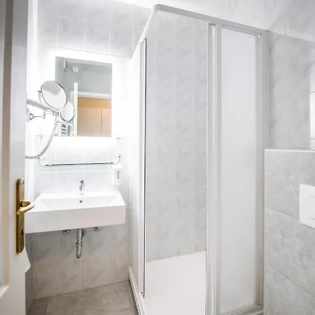 Lux Panzio ゲストハウス サルバシュ